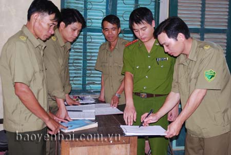 Công an xã Mường Lai (Lục Yên) bàn biện pháp đấu tranh phòng, chống tội phạm trên địa bàn.